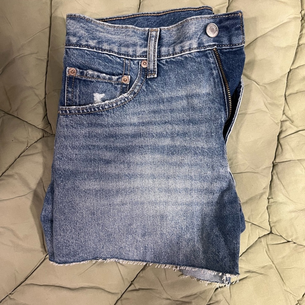 GAP Midrise Denim Stride Short - Picture 2 of 7